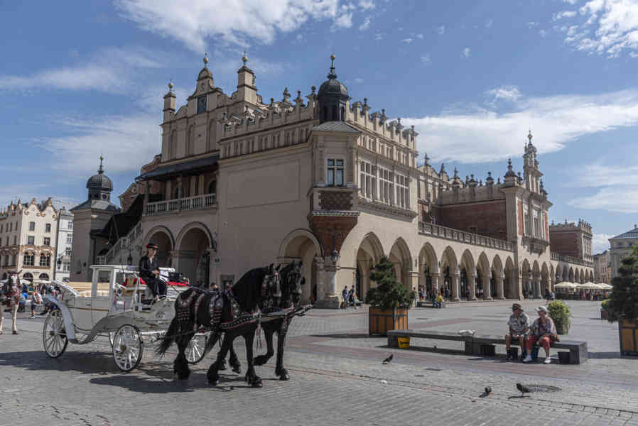 Polonia - Cracovia 007 - plaza Mayor del Mercado - Lonja de los Paños.jpg